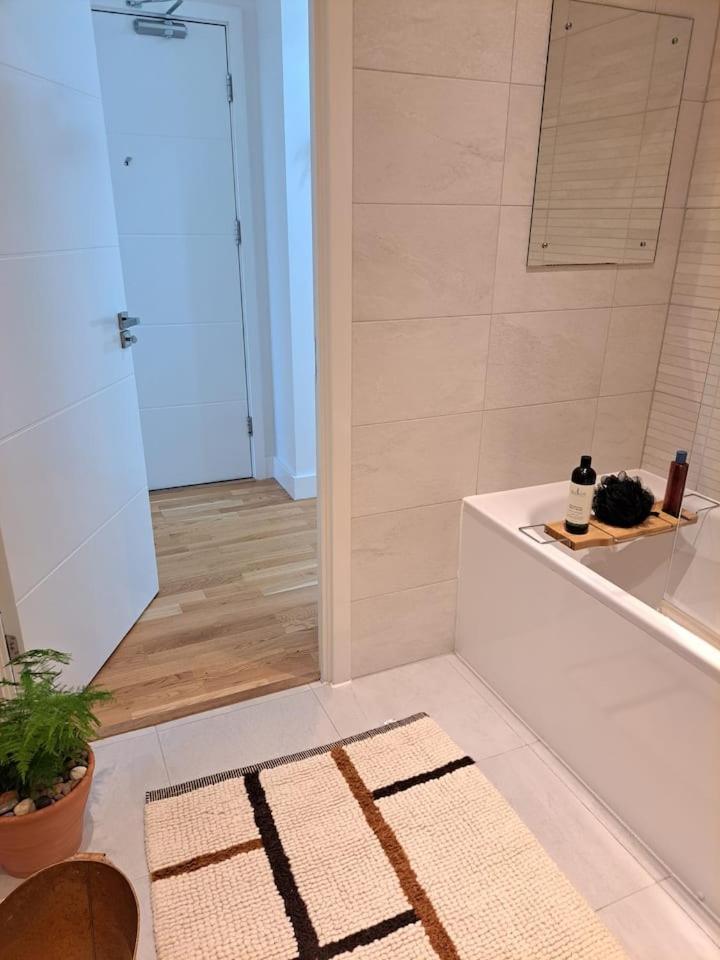 Cozy Double Room With Large En Suite Near Canary Wharf London With Amazing Views In A Shared Apartment ภายนอก รูปภาพ