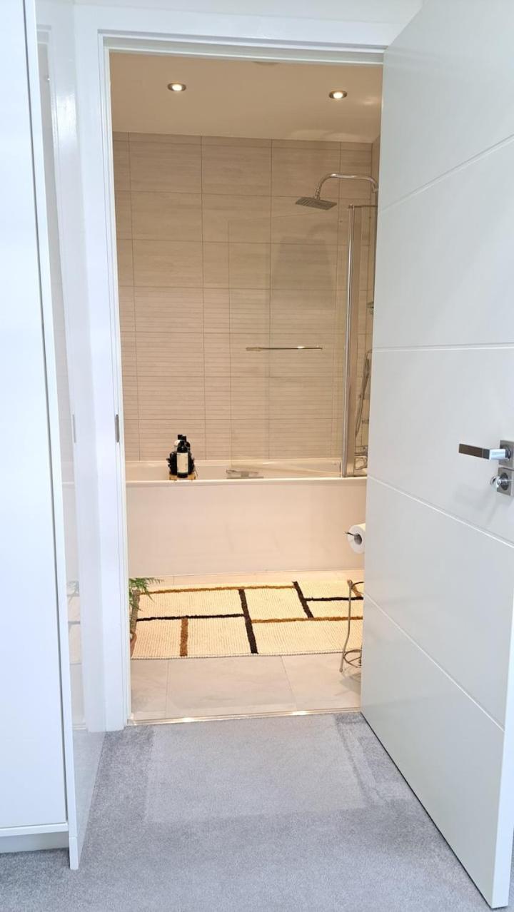 Cozy Double Room With Large En Suite Near Canary Wharf London With Amazing Views In A Shared Apartment ภายนอก รูปภาพ