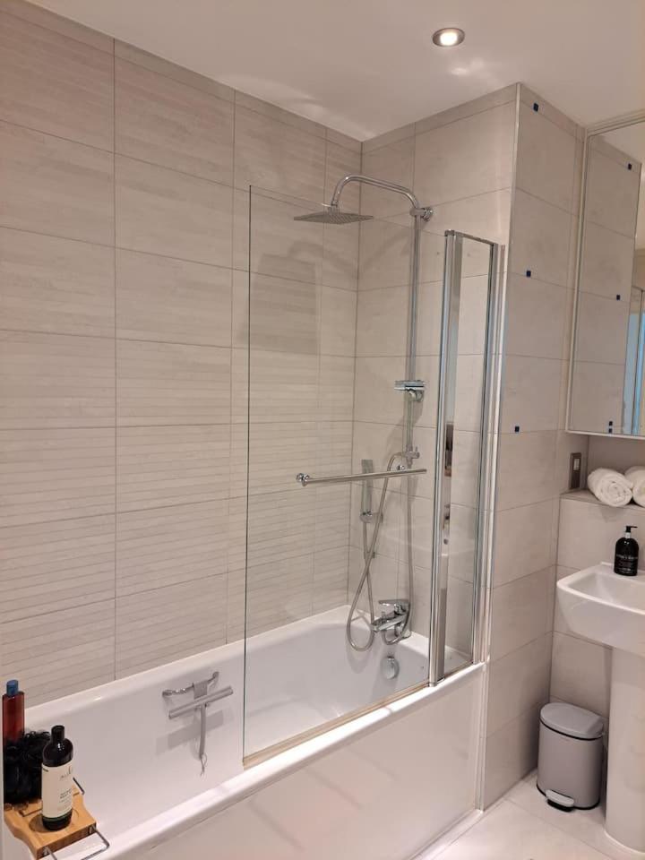 Cozy Double Room With Large En Suite Near Canary Wharf London With Amazing Views In A Shared Apartment ภายนอก รูปภาพ